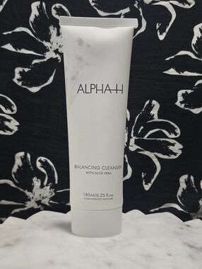 Balancing Cleanser with Aloe Vera — White